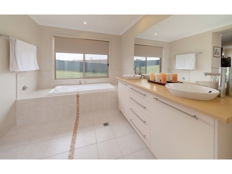 8 Mulberry Crt, Lavington NSW 2641