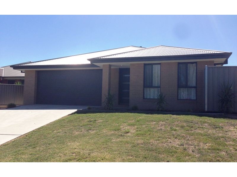 83 Oxford Drive, Thurgoona NSW 2640