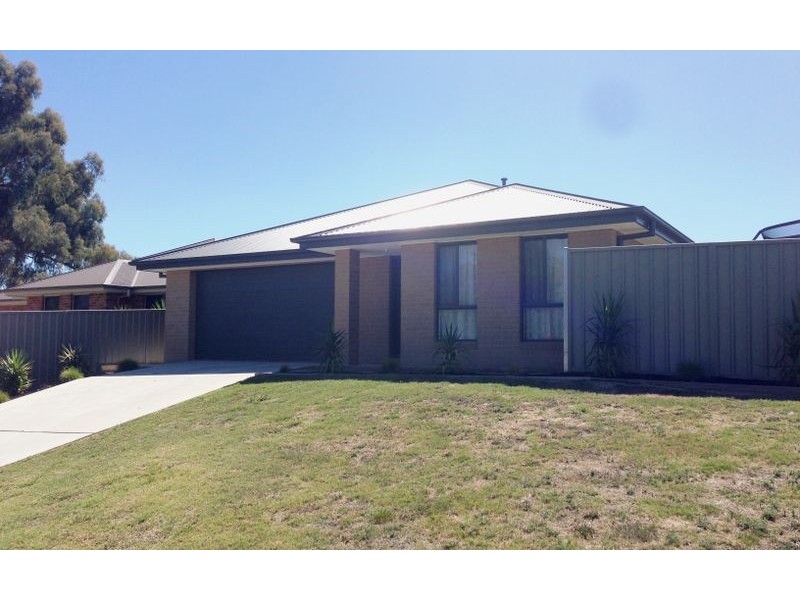83 Oxford Drive, Thurgoona NSW 2640