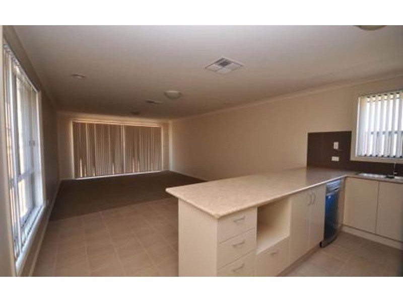 2/11 Swallow Street, Thurgoona NSW 2640