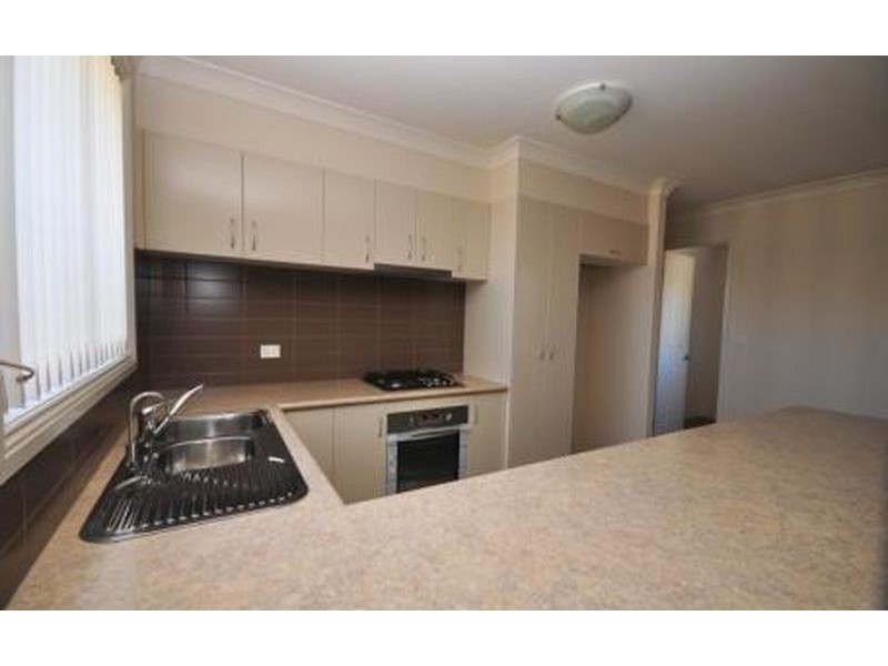 2/11 Swallow Street, Thurgoona NSW 2640