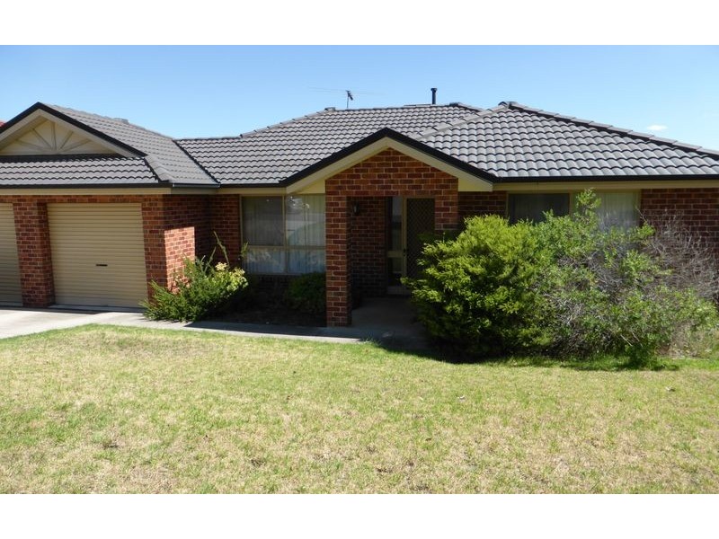 33 Dumbrell Circuit, Lavington NSW 2641