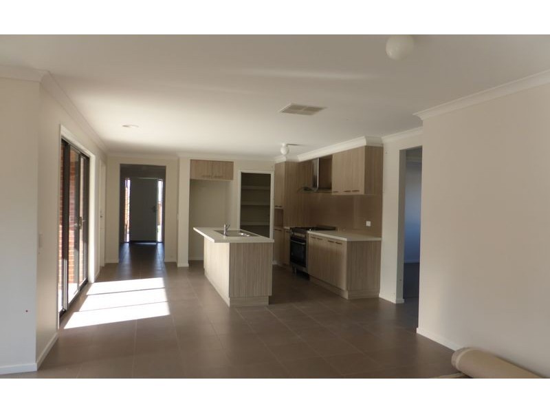 15 Pioneer Place, Thurgoona NSW 2640