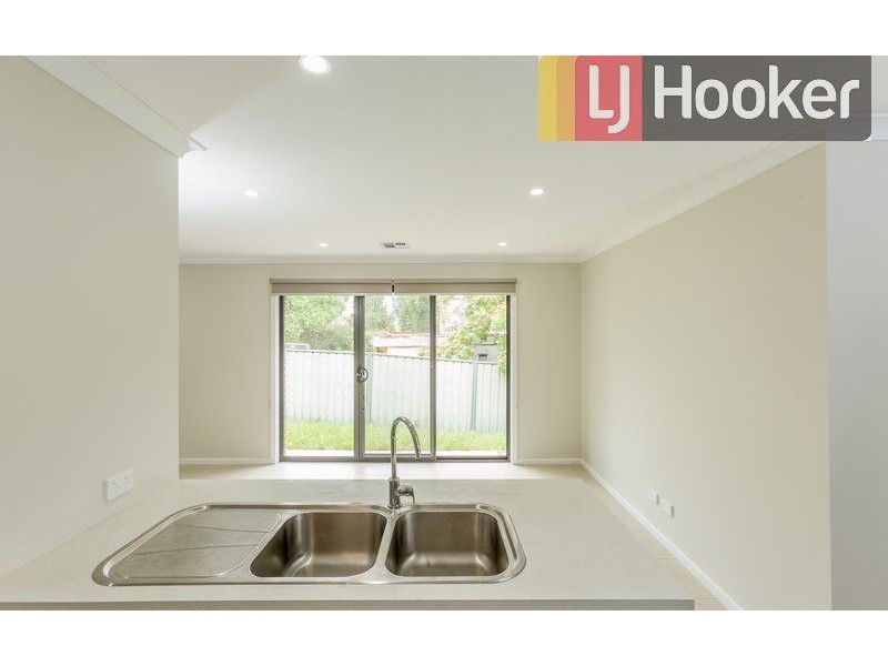 2/2 Honeysuckle Street, Thurgoona NSW 2640