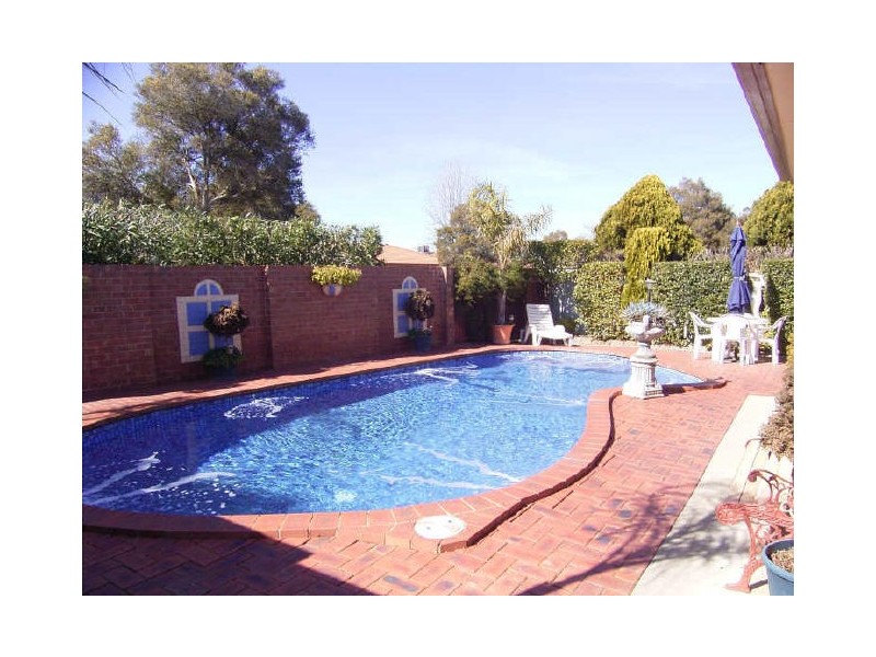 377 Poplar Drive, Lavington NSW 2641