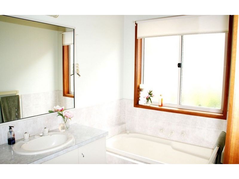 15 Orchard Way, Lavington NSW 2641