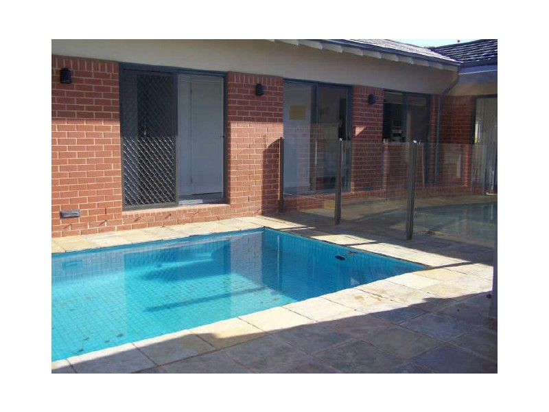 8 Gordon Grove, North Albury NSW 2640