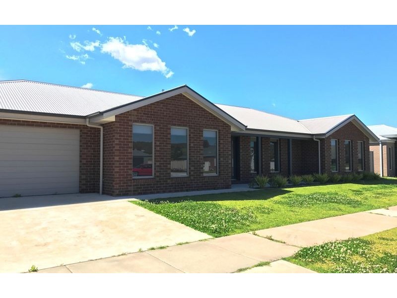 6/110 Greta Drive, Lavington NSW 2641