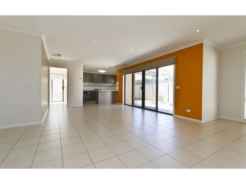 1/4 St Levans Place, Lavington NSW 2641