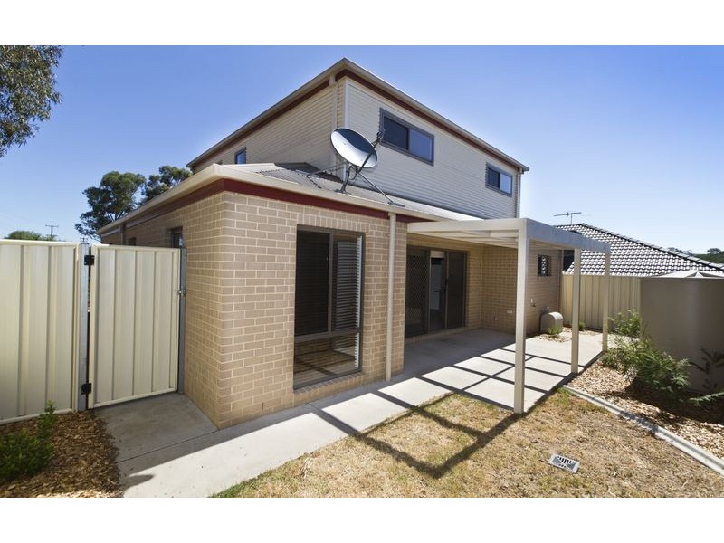 1/4 St Levans Place, Lavington NSW 2641