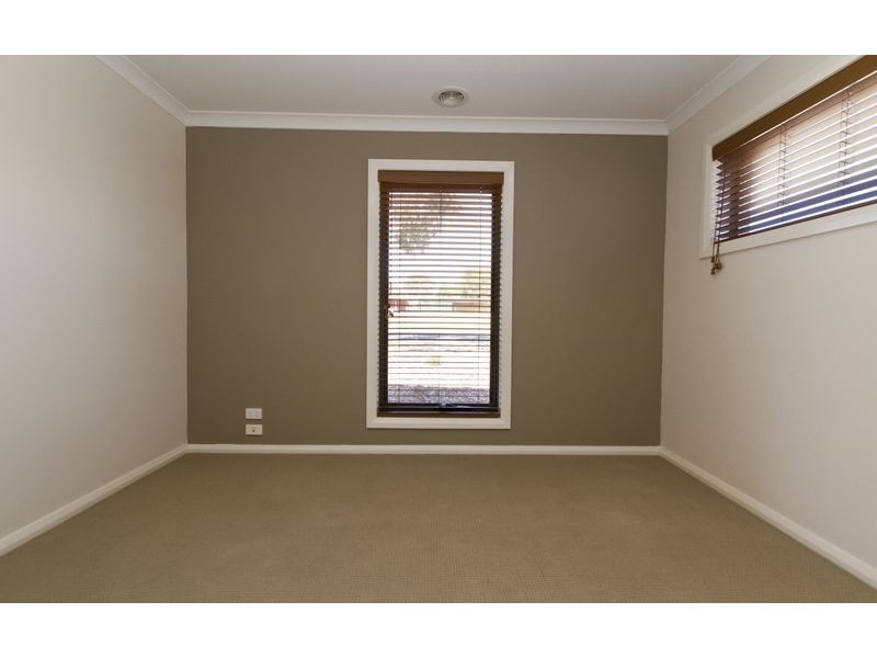 1/4 St Levans Place, Lavington NSW 2641