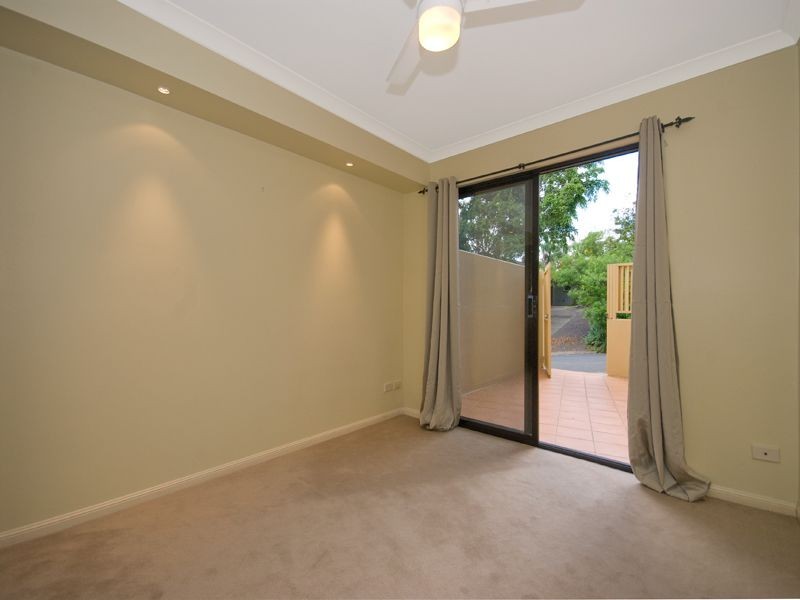3/121 Sir Fred Schonell Drive, St Lucia QLD 4067