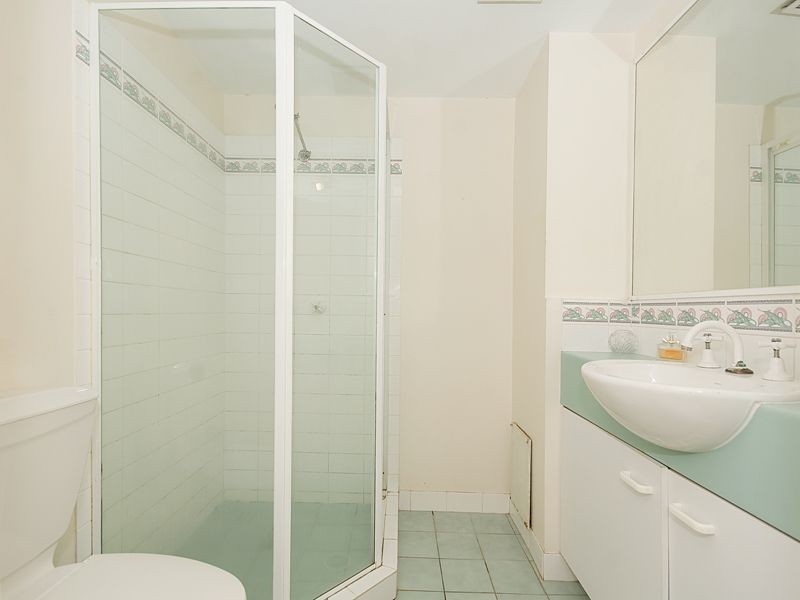 2/11 Sir Fred Schonell Drive, St Lucia QLD 4067