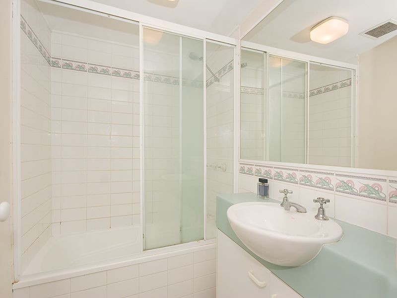 2/11 Sir Fred Schonell Drive, St Lucia QLD 4067