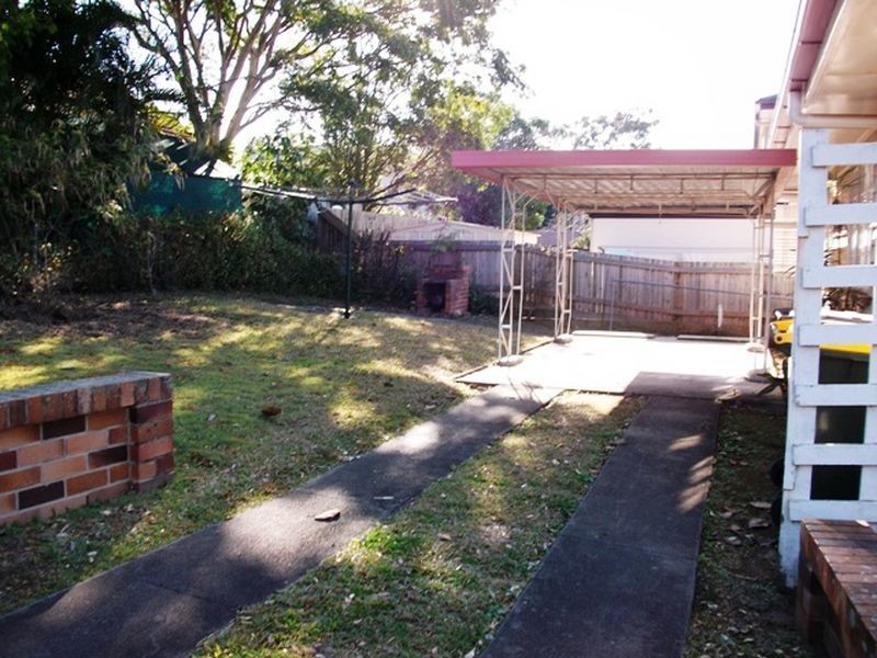 87 Tenth Avenue, St Lucia QLD 4067