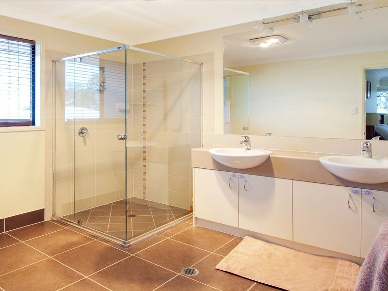 1 Hendos Place, Moggill QLD 4070