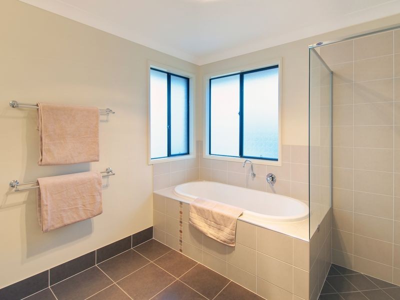 1 Hendos Place, Moggill QLD 4070