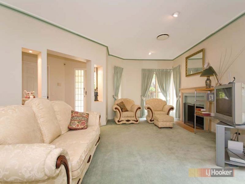 2 Candlebark Crescent, Chapel Hill QLD 4069