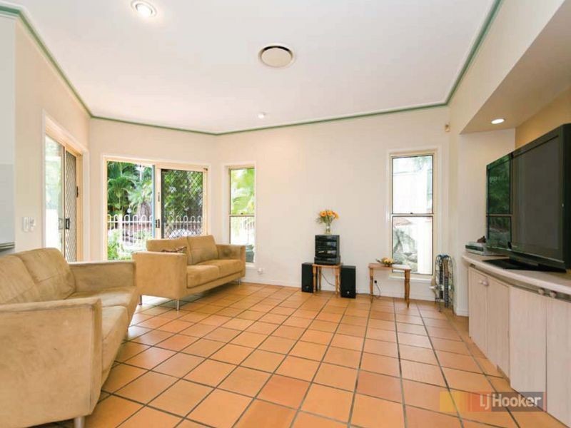 2 Candlebark Crescent, Chapel Hill QLD 4069
