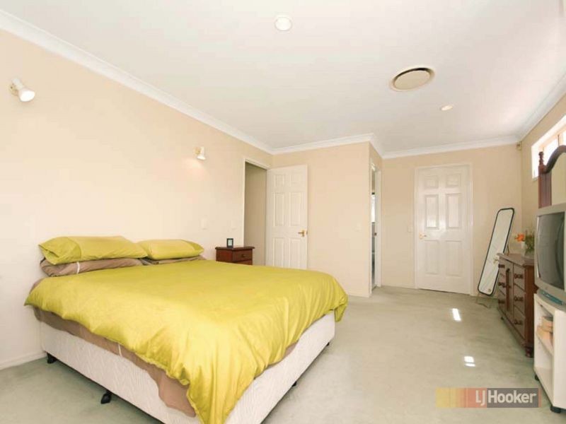 2 Candlebark Crescent, Chapel Hill QLD 4069