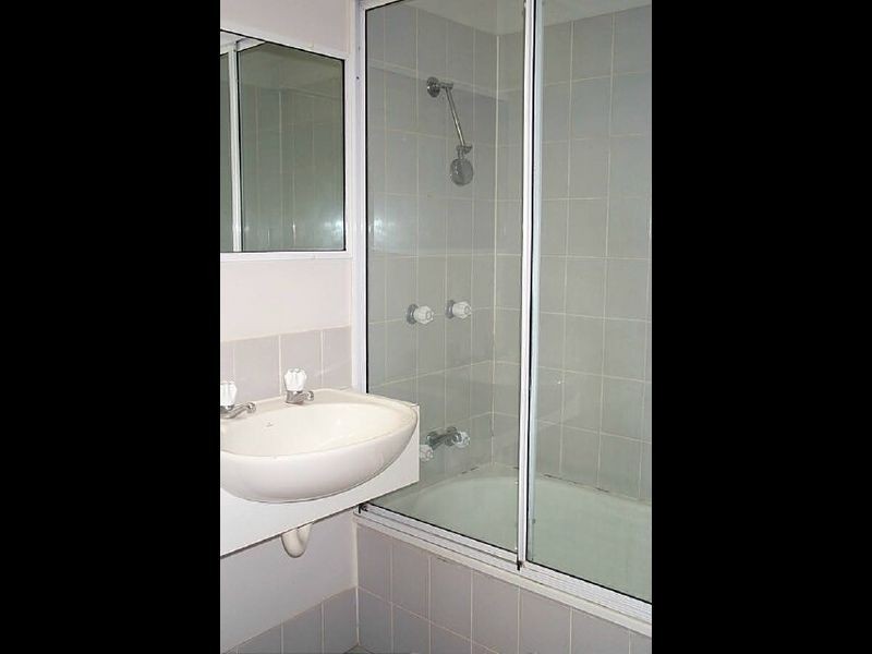2/126 Clarence Road, Indooroopilly QLD 4068