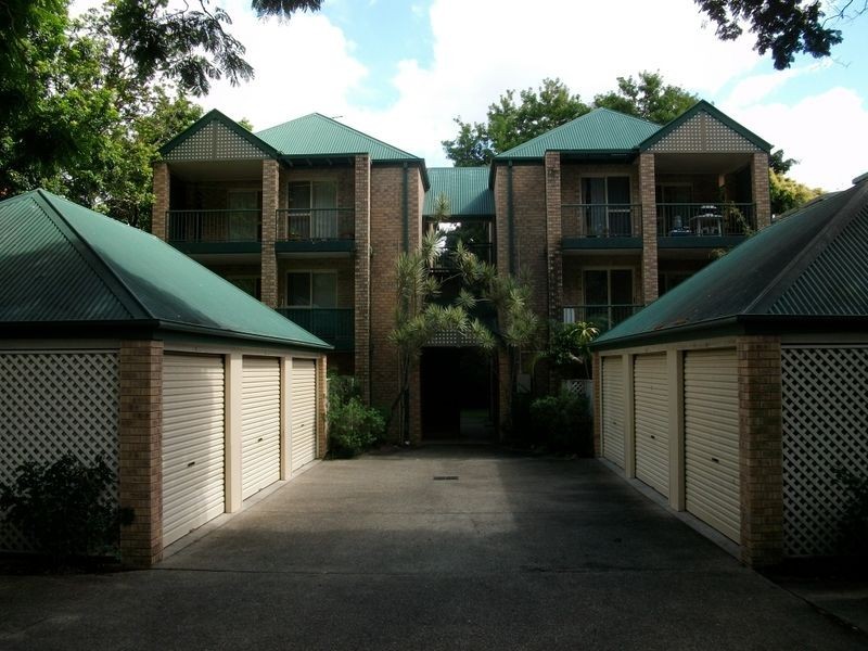 2/124 Carmody Road, St Lucia QLD 4067