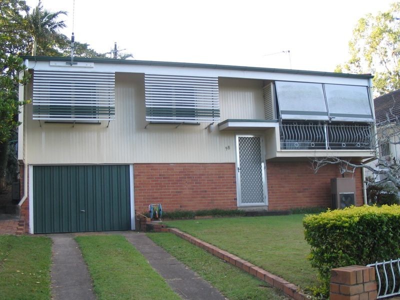 98 Eighth Avenue, St Lucia QLD 4067