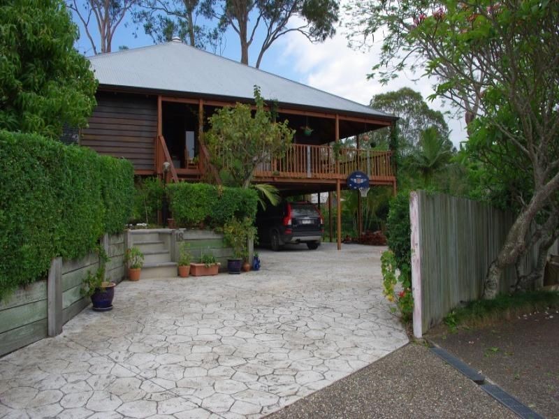 18 Broadmoor Street, Kenmore QLD 4069