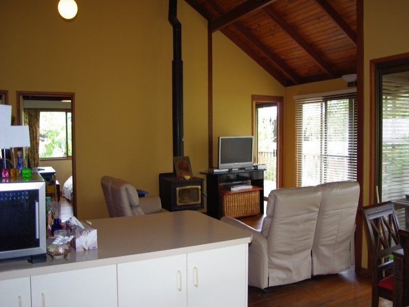 18 Broadmoor Street, Kenmore QLD 4069