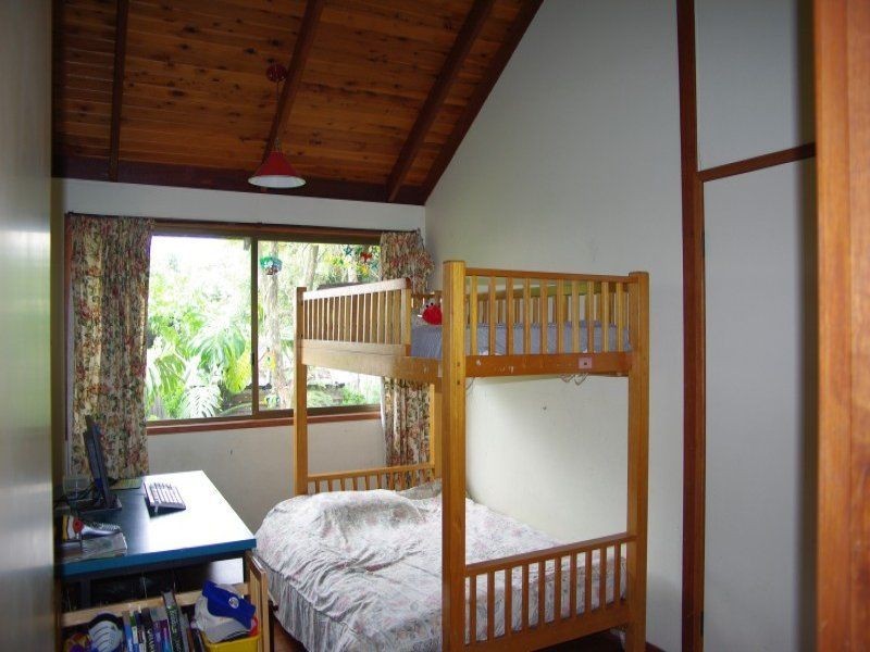 18 Broadmoor Street, Kenmore QLD 4069