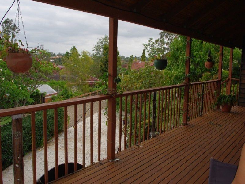 18 Broadmoor Street, Kenmore QLD 4069