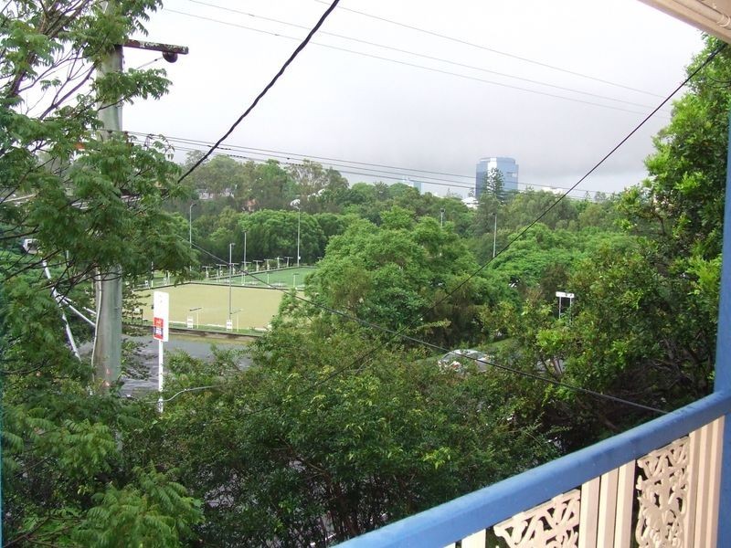 64 Dengate Lane, St Lucia QLD 4067