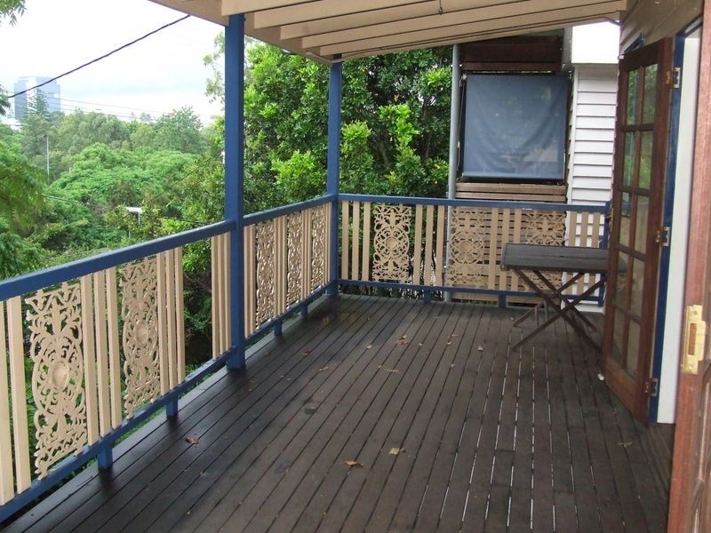 64 Dengate Lane, St Lucia QLD 4067