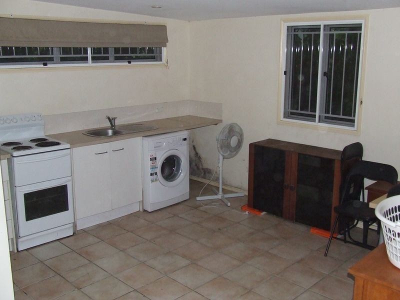 64 Dengate Lane, St Lucia QLD 4067
