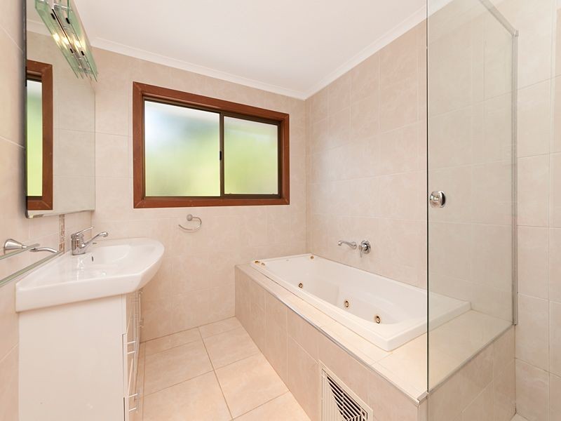 19 Farnworth Street, Chapel Hill QLD 4069