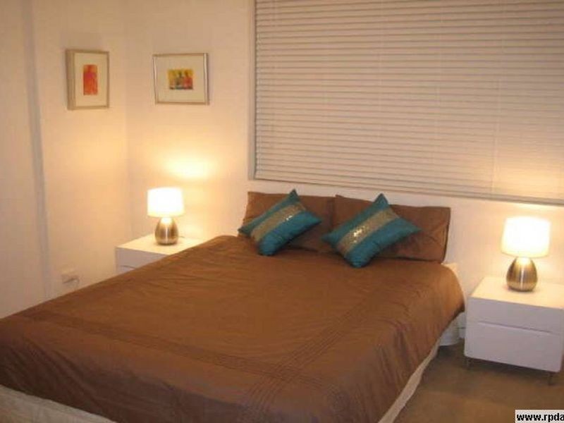 2/15 Newcross Street, Indooroopilly QLD 4068