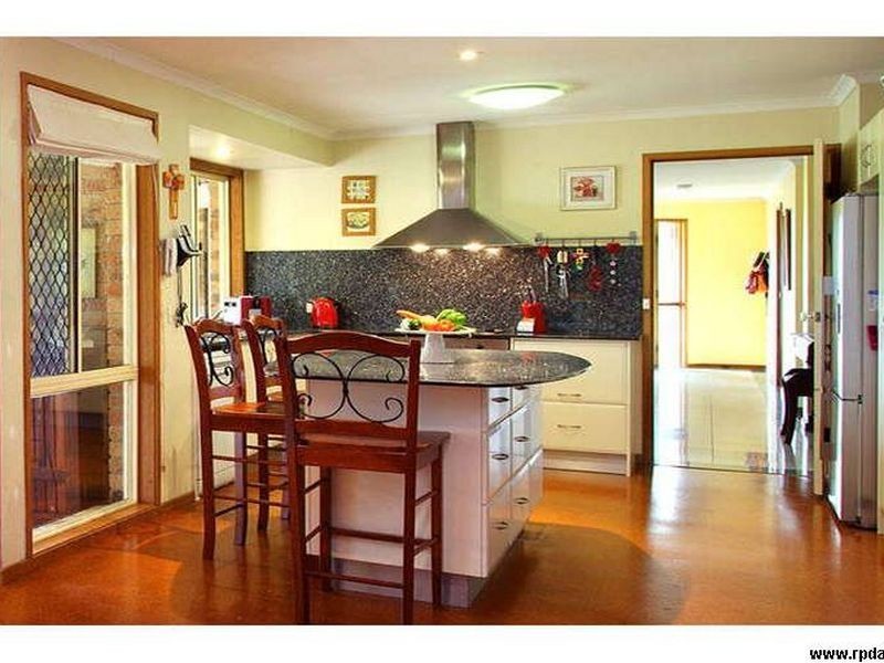 8 Brookvale Close, Kenmore Hills QLD 4069