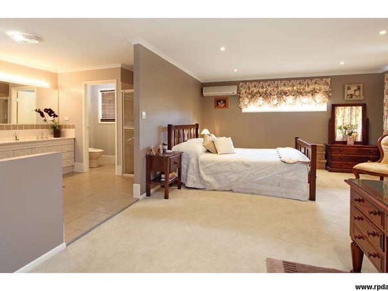 8 Brookvale Close, Kenmore Hills QLD 4069