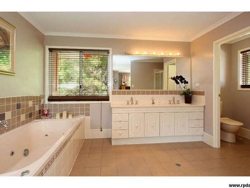 8 Brookvale Close, Kenmore Hills QLD 4069