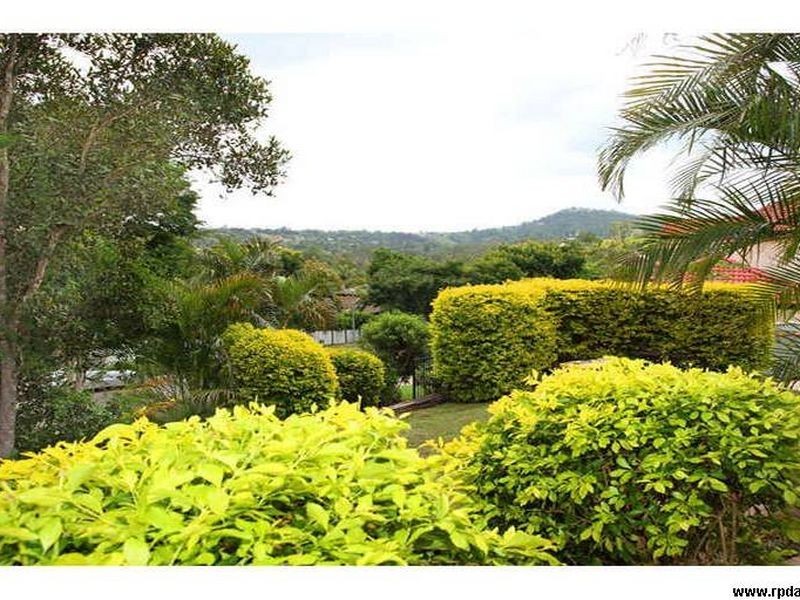 8 Brookvale Close, Kenmore Hills QLD 4069
