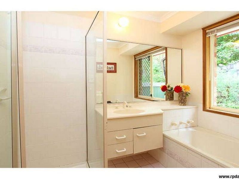 8 Brookvale Close, Kenmore Hills QLD 4069