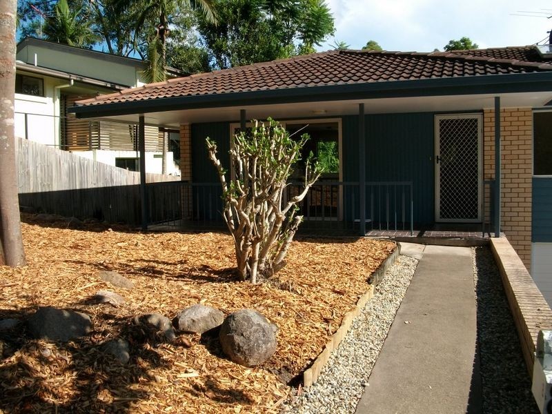 8 Robyn Street, Chapel Hill QLD 4069