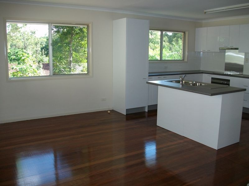 8 Robyn Street, Chapel Hill QLD 4069