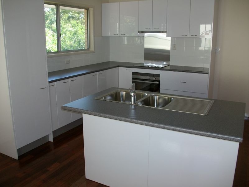 8 Robyn Street, Chapel Hill QLD 4069