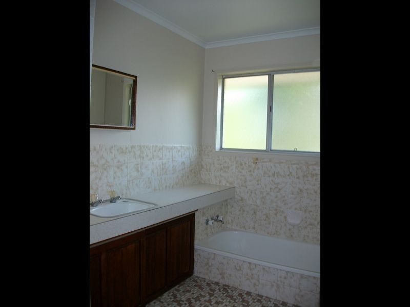 8 Robyn Street, Chapel Hill QLD 4069