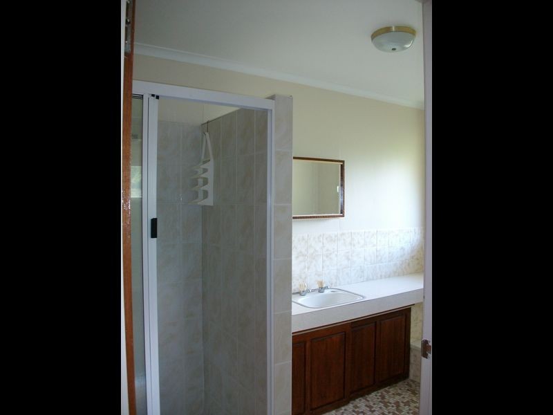 8 Robyn Street, Chapel Hill QLD 4069