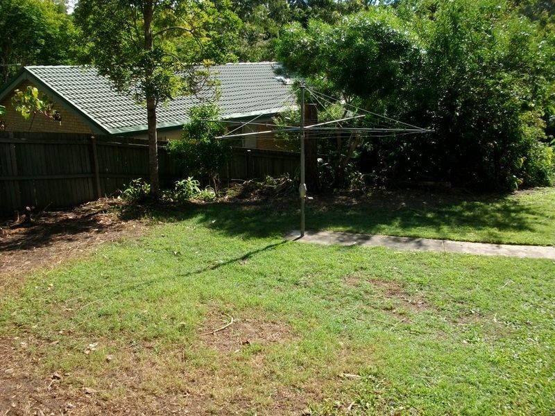 8 Robyn Street, Chapel Hill QLD 4069