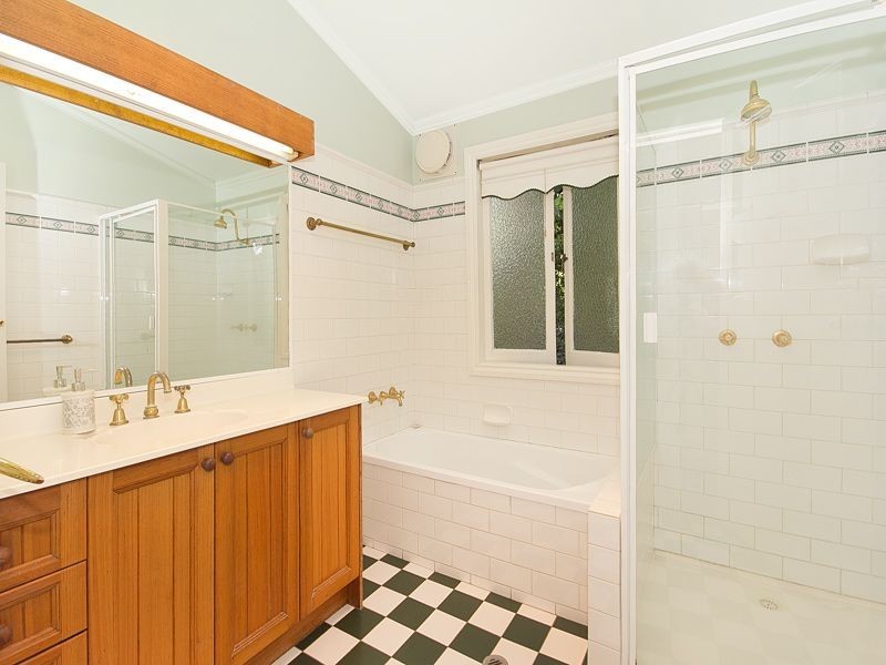 154 Boscombe Road, Brookfield QLD 4069