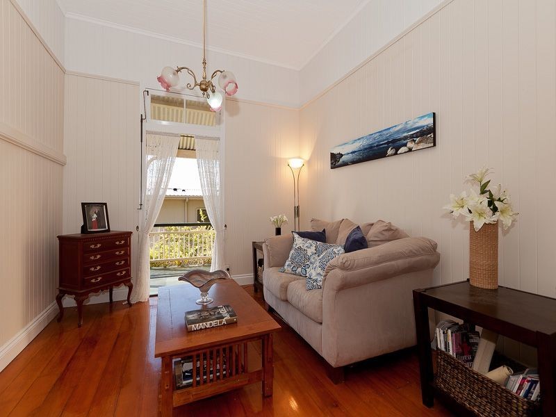 16 Kings Road, Taringa QLD 4068