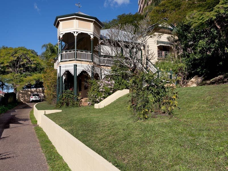 16 Kings Road, Taringa QLD 4068